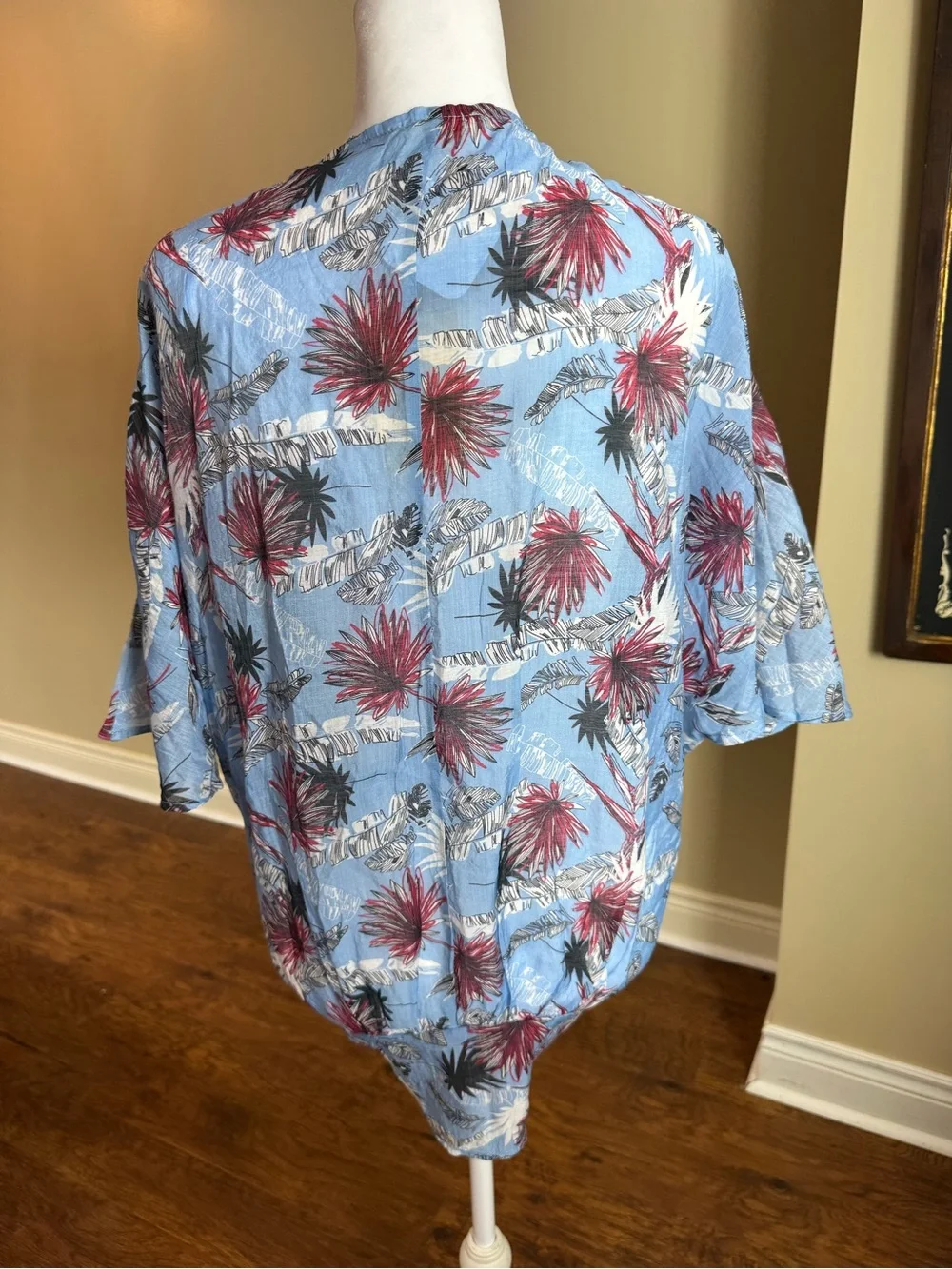 Easel NWT Blue Floral Tropical Tie Front Kimono Cardigan Size Small